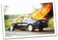 Машина полностью выгорает в среднем за 5-10 минут, поэтому все попытки тушения огня без огнетушителя малоэффективны. К горящему автомобилю не стоит приближаться ближе, чем на 10-15 метров, не пытайтесь сбить огонь курткой или другим предметом, это в большинстве случаев пустая трата времени. К тому же вы можете получить травму при взрыве бензобака.